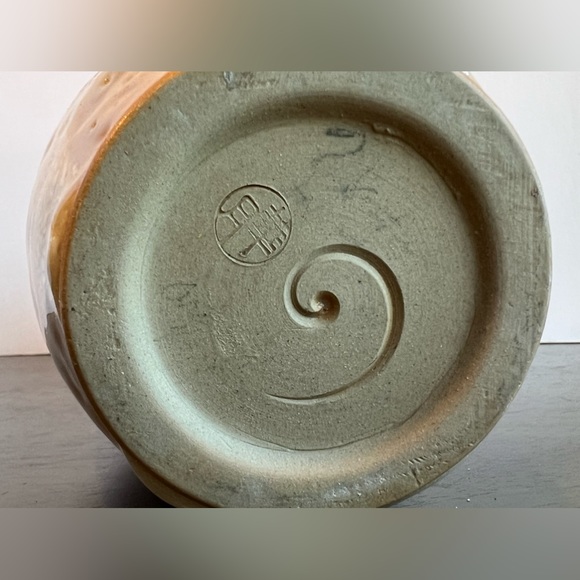 VTG  HAND-THROWN STUDIO POTTERY VASE - BLACK & NATURAL. ARTIST SIGNED - Picture 4 of 5